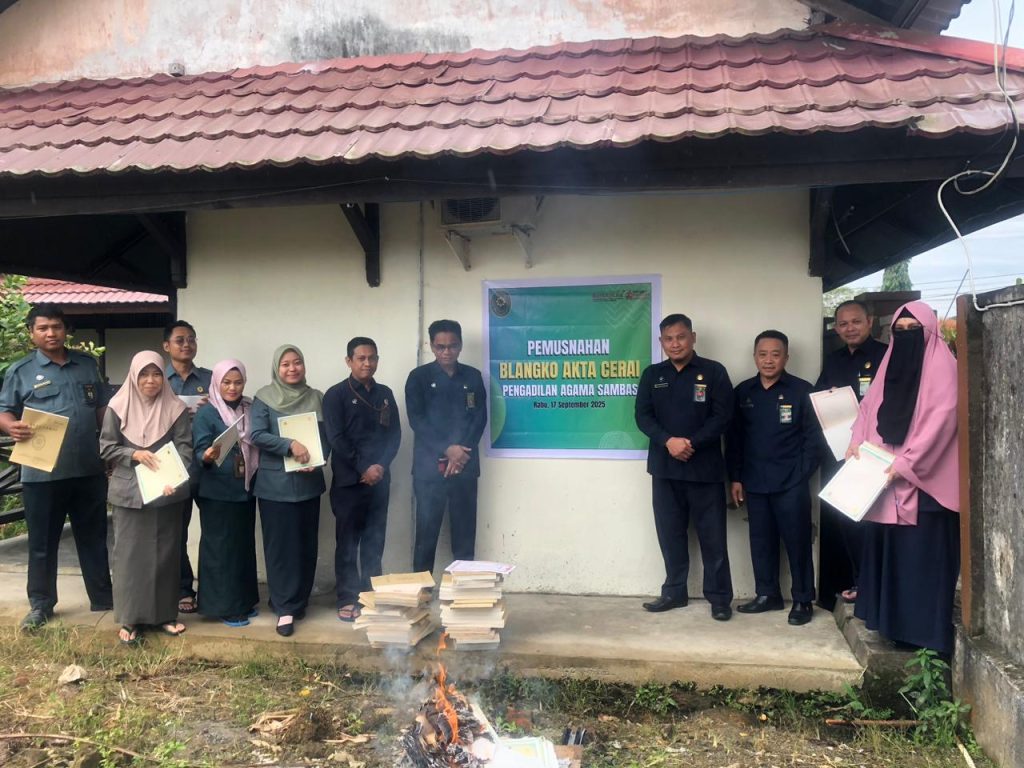 Wujudkan Komitmen Mahkamah Agung RI tentang Digitalisasi Peradilan, Pengadilan Agama Sambas Lakukan Pemusnahan Blanko Akta Cerai